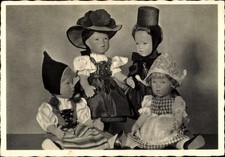 Ak Vier Käthe Kruse Puppen in schwarzwälder Trachten, Bommelhut - 4223559