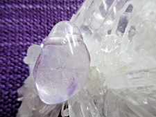 klarer Amethyst- Heilstein- Kettenanhänger, Größe ca. 3 x 2 cm, Gewicht ca. 10 g