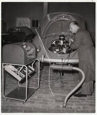 20x17cm Altes Baryt Foto 1963 Werkstatt VW-Käfer + VW Käfer Cabrio Motortester