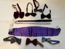 8 Fliegen für Hemden, in untersch. Farben, schwarze, rot, blau, Bauchbinde lila