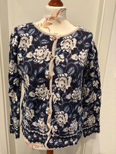 Schöne Strickjacke/Pulli Deerberg in Größe S blau floral