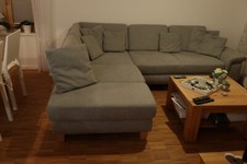 Eckcouch mit Ottomane, verstellbaren Rückenlehnen, Schlaffunktion und Bettkasten