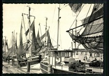 Husum, Krabbenfischer im Hafen