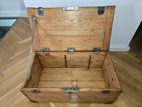 Holz truhe eisenbeschläge - holz,
