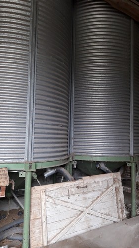 Zwei getreidesilo aus metall - getreidesilo,