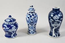 P45R51- 3x Asiatika Porzellan Vase Deckelgefäß teils mit Blühzweigen