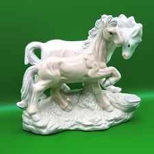 Porzellanpferd weiße Stute