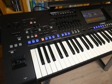 YAMAHA Genos 1 Workstation mit Case, Ständer, Bildschirm und weiterem Zubehör