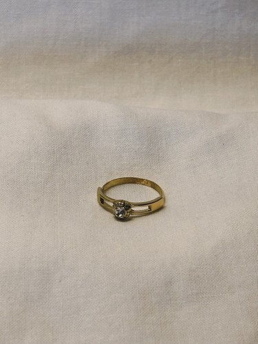 Gold colored solitaire - gold-colored,