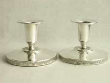 KLEINES DEKORATIVES  LEUCHTER