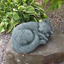 Steinfigur eingerollte Katze