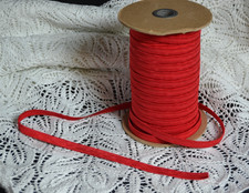 viele Meter rotes Gummiband, 1