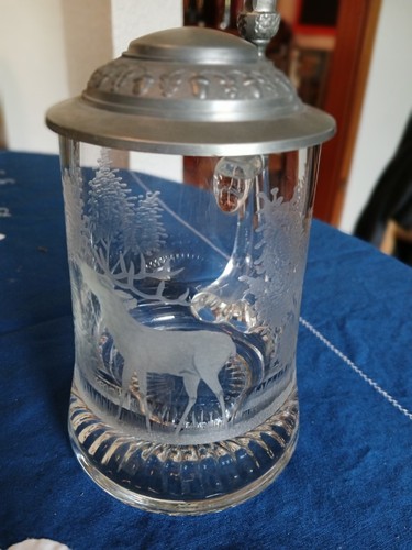 Bierkrug aus glas mit - bierkrug,