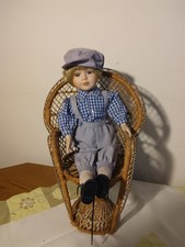 Sammlerpuppe Junge mit hellgrauer Hose. Ca 39 cm. Ohne OVP.