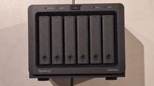 Synology NAS DS620Slim mit 6 SATA-Festplatten mit jeweils 2TB Kapazität
