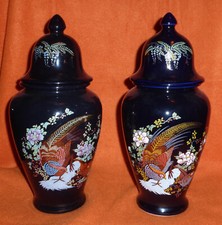 Asiatika China 2 Deckelvasen mit Paradiesvogel in Kobaltblau je 31 cm Chine