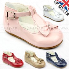 BABY MÄDCHEN SCHUHE SPANISCHER STIL T-STEG SCHLEIFE LACKSCHUH UK 2-6 WEISS ROT CAMEL ROSA