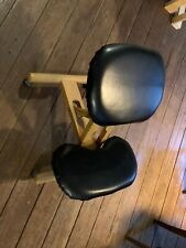 Ergonomischer Kniehocker mit Rollen