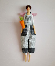 Gartenengel mit Karotten