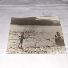 Altes Foto Am Schluchtsee Kleiner Junge im Wasser Boot Jungen 50er Vintage Z137