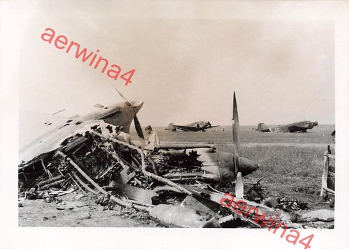 Zerstörtes russ flugzeug - zerstörtes,