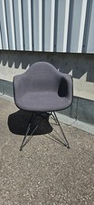 Vitra Eames Plastic Armchair vollgepolstert in grau, sehr guter Zustand