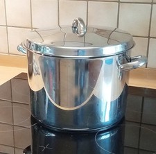 Großer Topf aus Edelstahl mit
