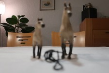 Schleich Pferde, Konvolut Familie mit 2 Pferden und Sattel/Zaumzeug, G19