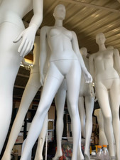 Hochwertige stehende Schaufensterpuppe auf stabilem Sockel