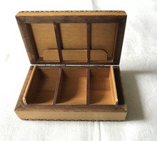 Alte Briefmarkenschachtel aus Holz, Verzierung handgearbeitet, funktionstüchtig