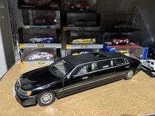 Sun Star 1:18 Lincoln Town Car