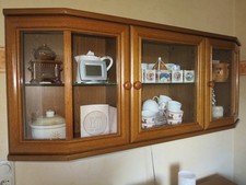 Hängeschrank mit Glasfenstern Eiche