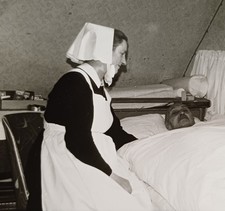 Schwester Nonne sitzt bei