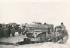 Foto Kriegsmarine Sturmboot Kommando 906 bringt Bau Battl. 128 nach WerderM1.80