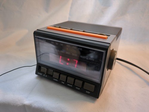 Kleiner vintage radiowecker - kleiner,