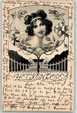 13963028 - Heckenrose Bildnis einer jungen Frau ueber der Toreinfahrt zu einem