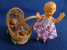 alt antik Konvolut Puppenwagen Kinderwagen Rattan mit Mutter + Kind Puppenstube