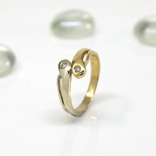 Ring 750/ -18k. Weiß- Gelbgold mit 2 Brillanten ca. 0,005ct. Gr. 49    -095