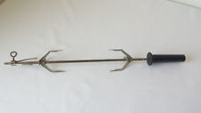 Grillspieß mit 2 Fleischklammern Fleichschnadeln Plastikgriff Länge 51 cm Drehsp