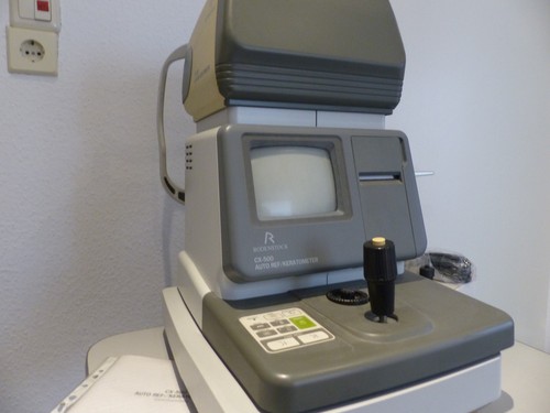 Autorefrakto und keratometer - und,