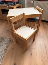 Kindertisch mit 2 Stühlen
