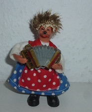 GUSTAV PETER / MECKI FRAU mit ZIEHHARMONIKA / IGEL FIGUR PUPPE / 9 cm / #778#