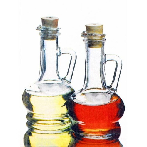 Stück öl und essigflasche - und,