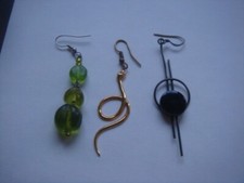 3 einzelne Ohrringe, hängend