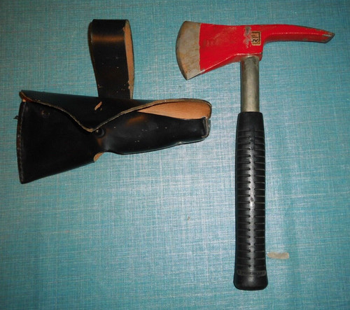 Altes feuerwehrbeil mit beil - feuerwehrbeil,