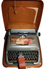 Schreibmaschine Erika mit Koffer, DDR, Schreibpapier, Tippex, Reinigungs-Set uvm