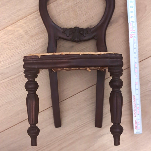 Antiker kleiner holzstuhl - antiker,