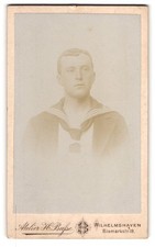 Fotografie H. Buße, Wilhelmshaven, junger Matrose in Uniform mit Matrosenknoten 