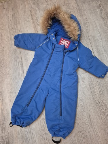 Blauer schneeanzug ticket - schneeanzug, to