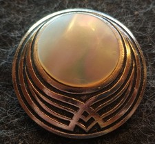 BROSCHE MIT PERLMUTTEINSATZ; MIT CLIP,    (5) (HALSTUCHHALTER ? )